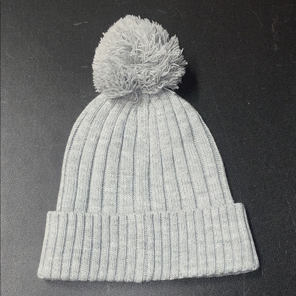 NWOT Michael Kors Beanie Cable
Knit Hat Gray Pom Pom Silver.. - Picture 4 of 5